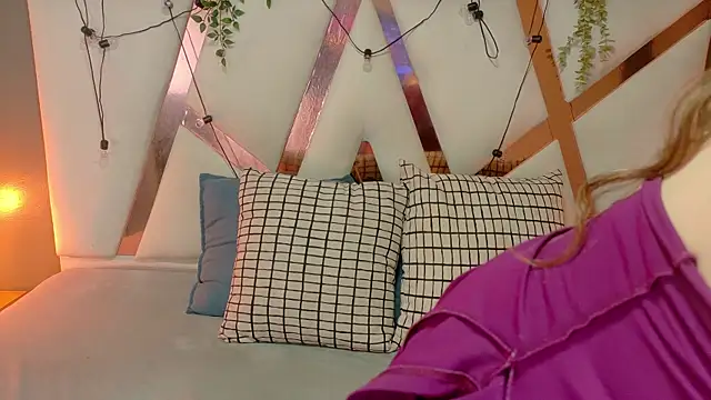 Snapshot of MyApril__ chatting on July 28, 3:43 pm MyApril online show from July 28, 3:43 pm