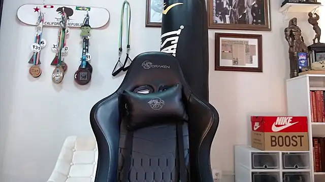 Snapshot of henryhadesflirt chatting on January 6, 12:20 pm henryhadesflirt online show from January 6, 12:20 pm