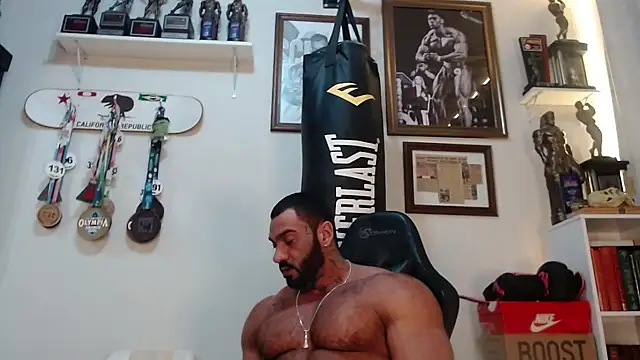 Snapshot of henryhadesflirt chatting on April 8, 10:43 pm henryhadesflirt online show from April 8, 10:43 pm