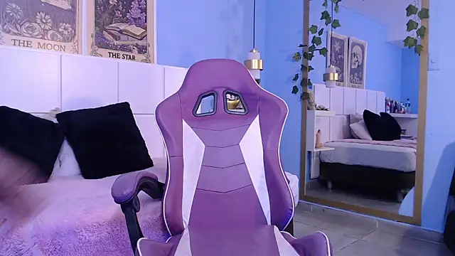 PenelopeBond online show from December 5, 7:17 am