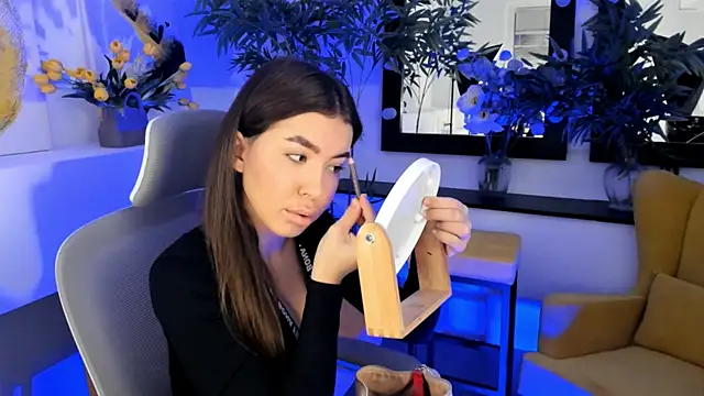 Snapshot of IndigoFae chatting on November 9, 4:33 am IndigoFae online show from November 9, 4:33 am