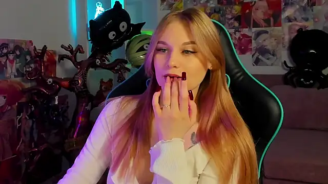 Snapshot of AriaWell chatting on October 27, 6:01 pm AriaWell online show from October 27, 6:01 pm