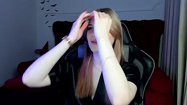 Snapshot of AriaWell chatting on October 28, 5:37 pm AriaWell online show from October 28, 5:37 pm