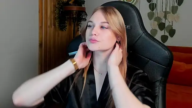 Snapshot of AriaWell chatting on October 30, 6:30 pm AriaWell online show from October 30, 6:30 pm