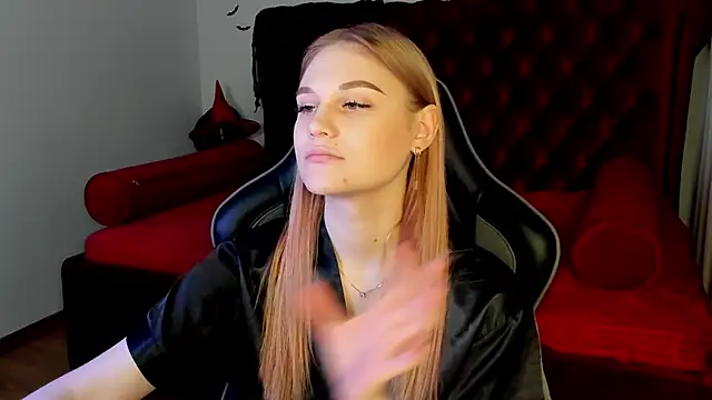 Snapshot of AriaWell chatting on November 10, 5:23 pm AriaWell online show from November 10, 5:23 pm