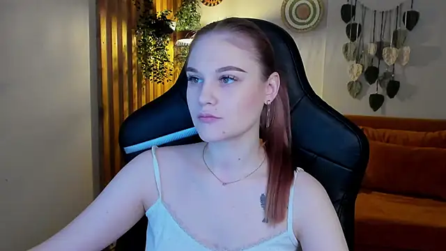 Snapshot of AriaWell chatting on November 23, 5:18 am AriaWell online show from November 23, 5:18 am