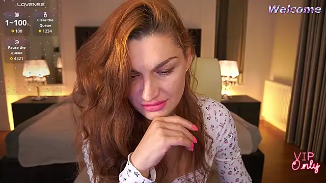 Snapshot of EllaGoldenn chatting on June 3, 8:58 pm EllaGoldenn online show from June 3, 8:58 pm