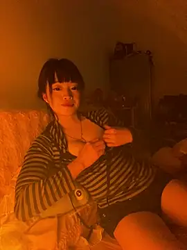 Snapshot of Tramy_xx chatting on June 24, 1:32 pm Tramy xx online show from June 24, 1:32 pm