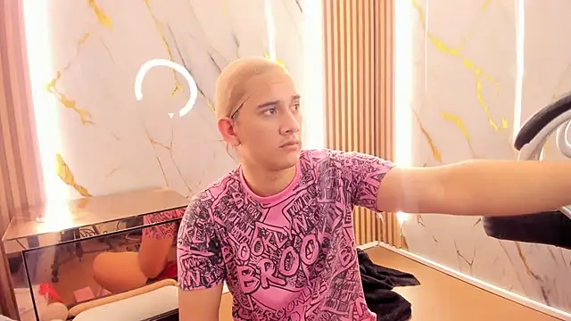 Snapshot of Marian_Cristal chatting on February 14, 1:57 am Marian Cristal online show from February 14, 1:57 am