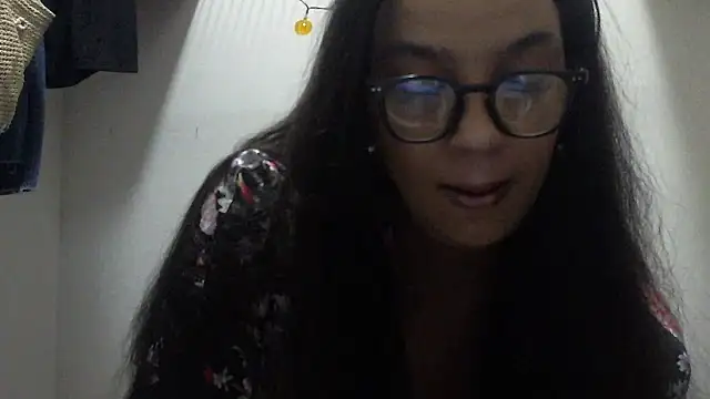 Snapshot of lotuzpetals chatting on October 3, 8:22 am lotuzpetals online show from October 3, 8:22 am