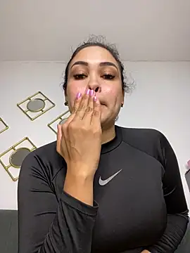 Snapshot of FOX_LATINA chatting on June 8, 2:01 am FOX LATINA online show from June 8, 2:01 am