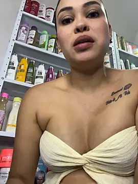Snapshot of FOX_LATINA chatting on June 17, 11:16 pm FOX LATINA online show from June 17, 11:16 pm