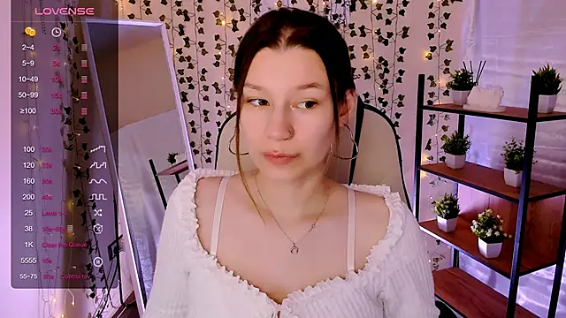 Snapshot of LinaBlossom_ chatting on May 19, 6:42 am LinaBlossom online show from May 19, 6:42 am