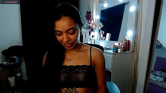 Snapshot of pocahot222 chatting on October 18, 5:35 pm pocahot222 online show from October 18, 5:35 pm