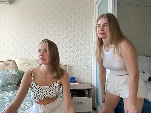 Snapshot of twoflowersshy chatting on October 4, 6:11 am twoflowersshy online show from October 4, 6:11 am