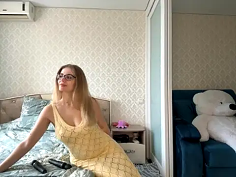 Snapshot of twoflowersshy chatting on October 16, 9:21 am twoflowersshy online show from October 16, 9:21 am