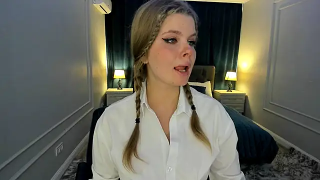 WildeDesiree online show from October 9, 12:03 pm