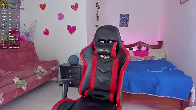 Snapshot of SophieLAmour chatting on September 27, 1:43 am SophieLAmour online show from September 27, 1:43 am