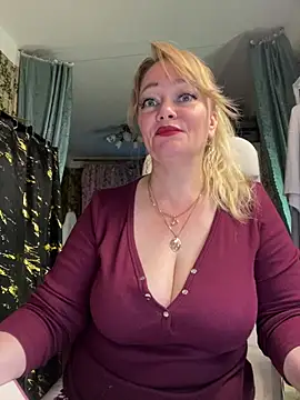 Snapshot of Sweet-blonde chatting on July 17, 8:35 pm Sweet-blonde online show from July 17, 8:35 pm