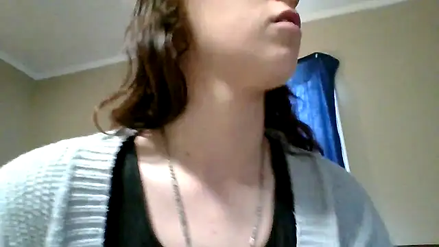 Snapshot of brunettebabexo3 chatting on October 27, 6:01 pm brunettebabexo3 online show from October 27, 6:01 pm