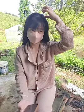 Snapshot of Helen-Tran chatting on November 10, 1:37 am Helen-Tran online show from November 10, 1:37 am