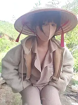 Snapshot of Helen-Tran chatting on November 12, 2:45 am Helen-Tran online show from November 12, 2:45 am