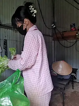 Snapshot of Helen-Tran chatting on November 20, 2:34 am Helen-Tran online show from November 20, 2:34 am