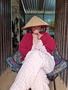 Snapshot of Helen-Tran chatting on November 27, 2:24 am Helen-Tran online show from November 27, 2:24 am