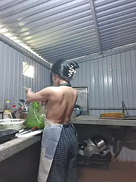 Snapshot of Helen-Tran chatting on December 18, 5:35 am Helen-Tran online show from December 18, 5:35 am