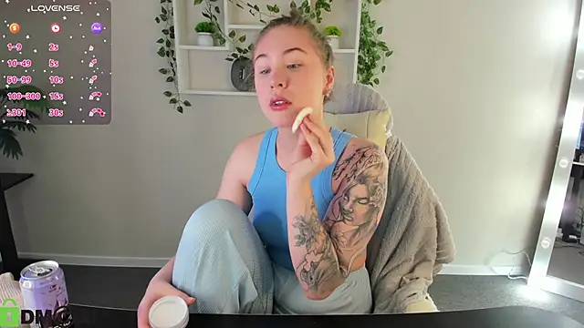 Snapshot of Elsie_Cutties chatting on November 3, 1:08 am Elsie Cutties online show from November 3, 1:08 am