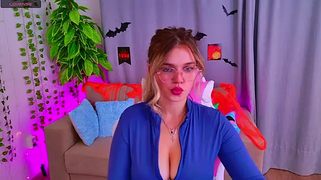 KellyHayden online show from October 25, 3:40 pm