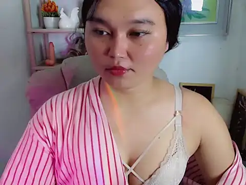 Snapshot of Eyes-on-me chatting on June 11, 1:05 am Eyes-on-me online show from June 11, 1:05 am