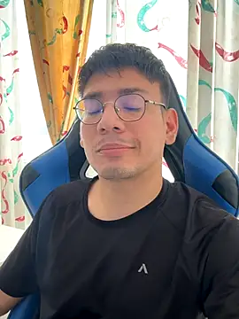 Snapshot of marcuswildx chatting on December 3, 3:10 pm marcuswildx online show from December 3, 3:10 pm