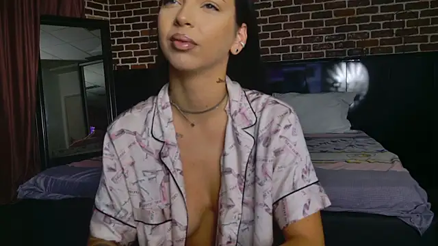Snapshot of MeganSin_ chatting on October 5, 4:22 am MeganSin online show from October 5, 4:22 am