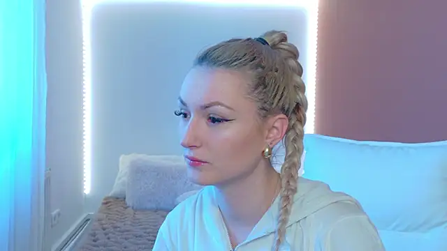 Anaayss  online show from March 4, 6:08 am