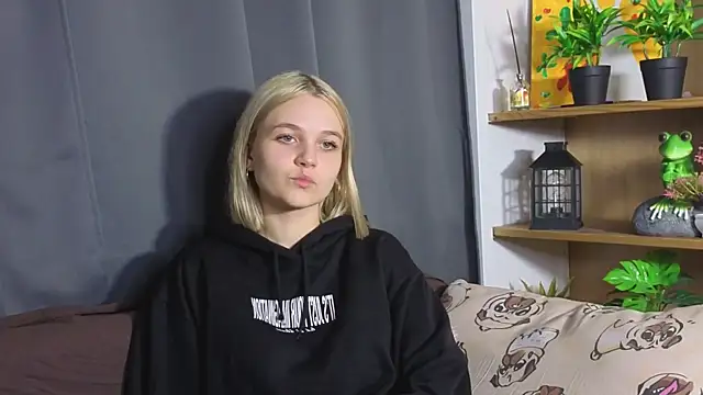 Snapshot of KelleDomin chatting on October 2, 6:48 pm KelleDomin online show from October 2, 6:48 pm