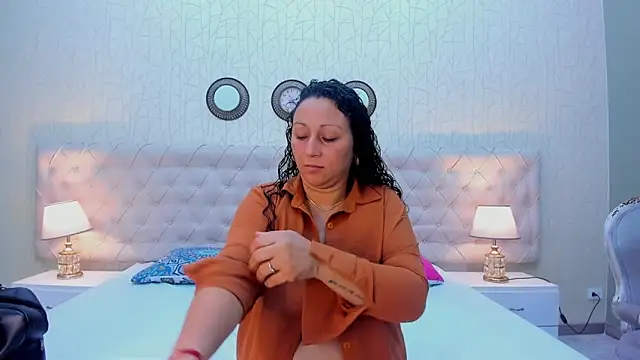 VaniaRose online show from November 13, 1:10 pm