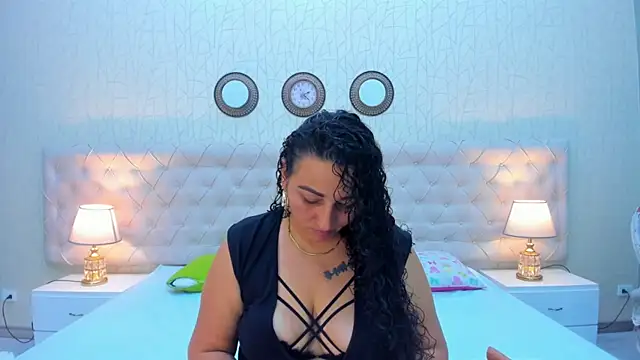 VaniaRose online show from December 22, 1:30 pm