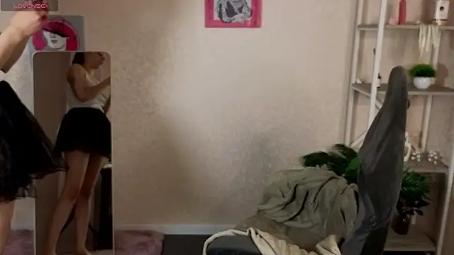 Al1ice Moures online show from March 7, 9:17 am