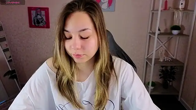 Al1ice Moures online show from March 10, 9:14 am