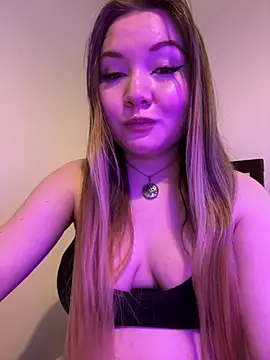 Amalie Smith online show from May 31, 5:20 pm