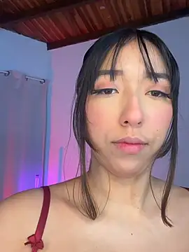 Snapshot of emily__walker chatting on May 2, 3:33 am emily walker online show from May 2, 3:33 am