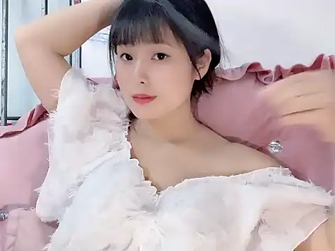 Snapshot of Lie_liee chatting on June 23, 2:04 pm Lie liee online show from June 23, 2:04 pm