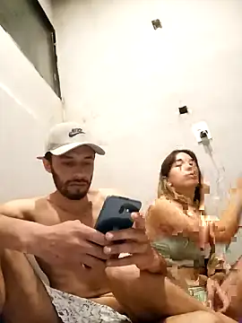 Snapshot of Valentino2325 chatting on September 24, 12:36 am Valentino2325 online show from September 24, 12:36 am