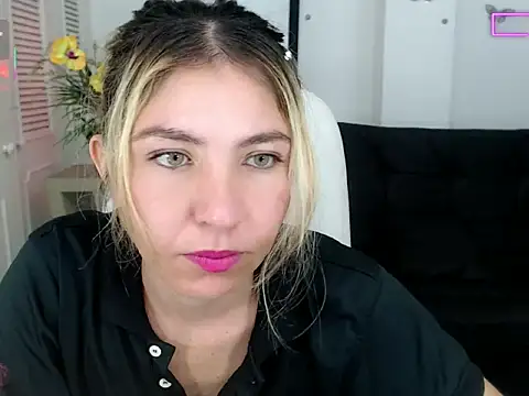 Snapshot of vanessa_21__ chatting on October 10, 11:04 pm vanessa 21 online show from October 10, 11:04 pm