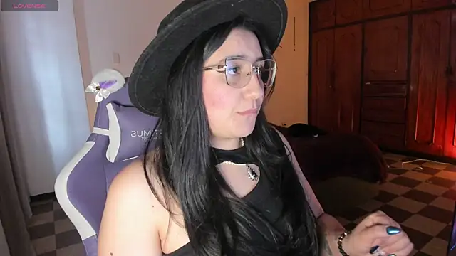 Snapshot of tellmemaddie chatting on July 4, 9:21 pm tellmemaddie online show from July 4, 9:21 pm