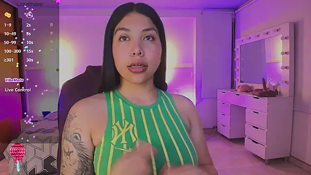Snapshot of kloe28 chatting on May 20, 3:45 am kloe28 online show from May 20, 3:45 am