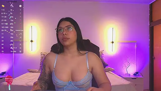 Snapshot of kloe28 chatting on August 3, 4:00 am kloe28 online show from August 3, 4:00 am