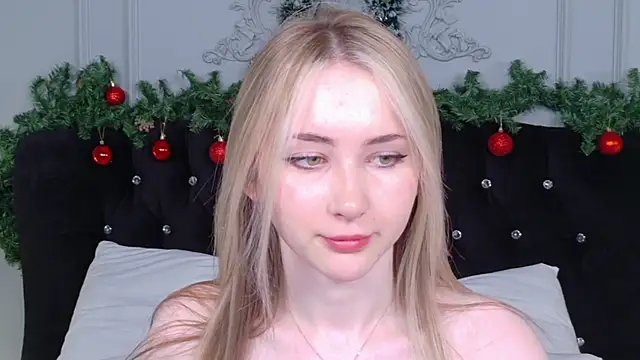 Snapshot of LiraKink chatting on December 22, 3:47 am LiraKink online show from December 22, 3:47 am