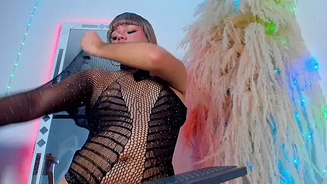 Snapshot of Tiffany_deluxe chatting on December 16, 1:38 pm Tiffany deluxe online show from December 16, 1:38 pm